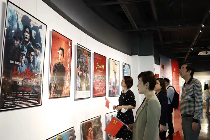 看海報、學(xué)黨史，健康產(chǎn)業(yè)公司黨總支組織參觀“紅色電影海報展”1_副本.jpg