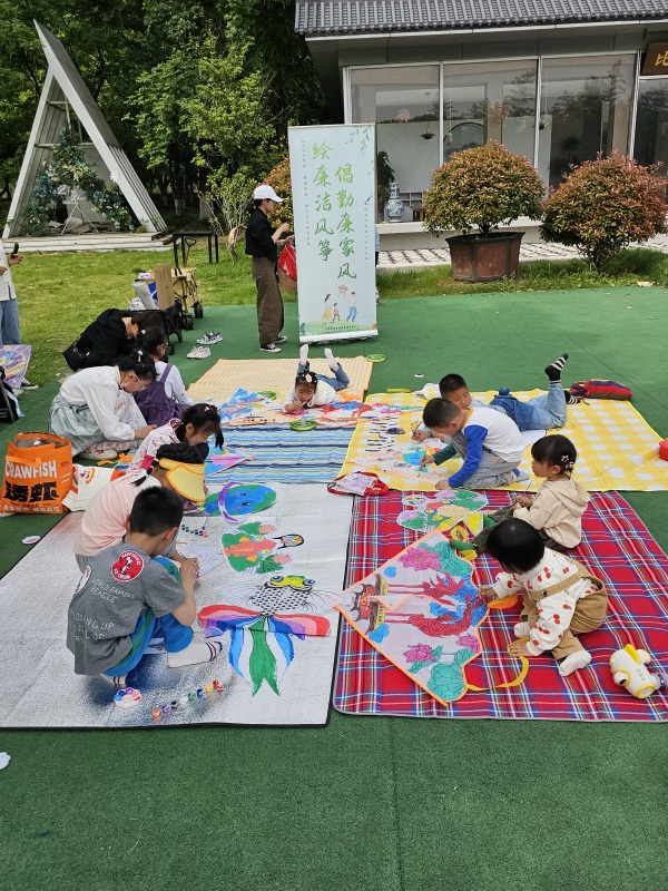 6舜天股份的小朋友們席地而坐，以“童心”繪廉潔_副本.jpg
